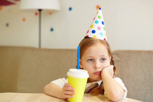 enfant seul pour un gouter d'anniversaire sans gluten
